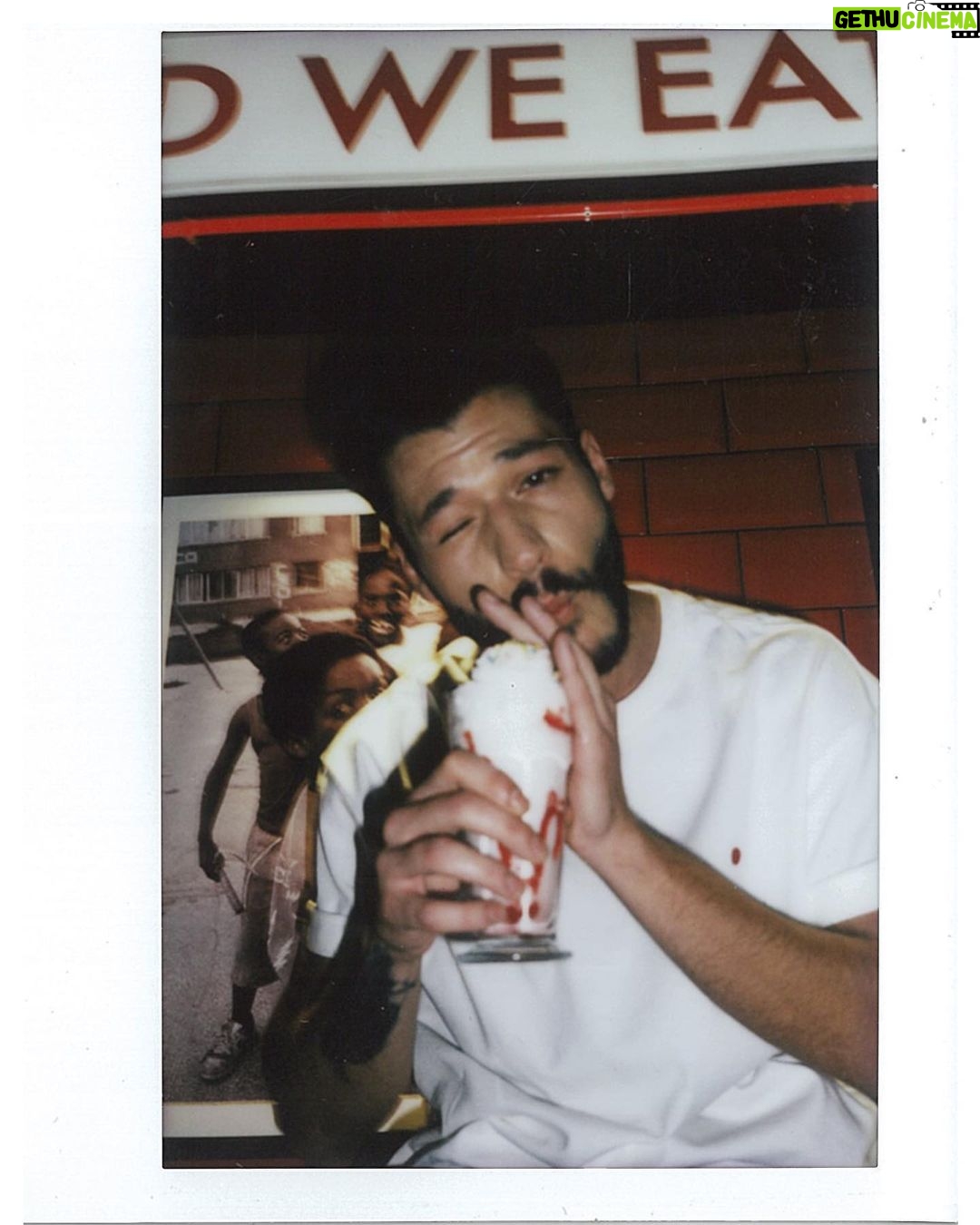 Kubilay Aka Instagram - Dur, kal öyle! Bekleee @ali_kalyoncu #bumaceradenim #polaroid