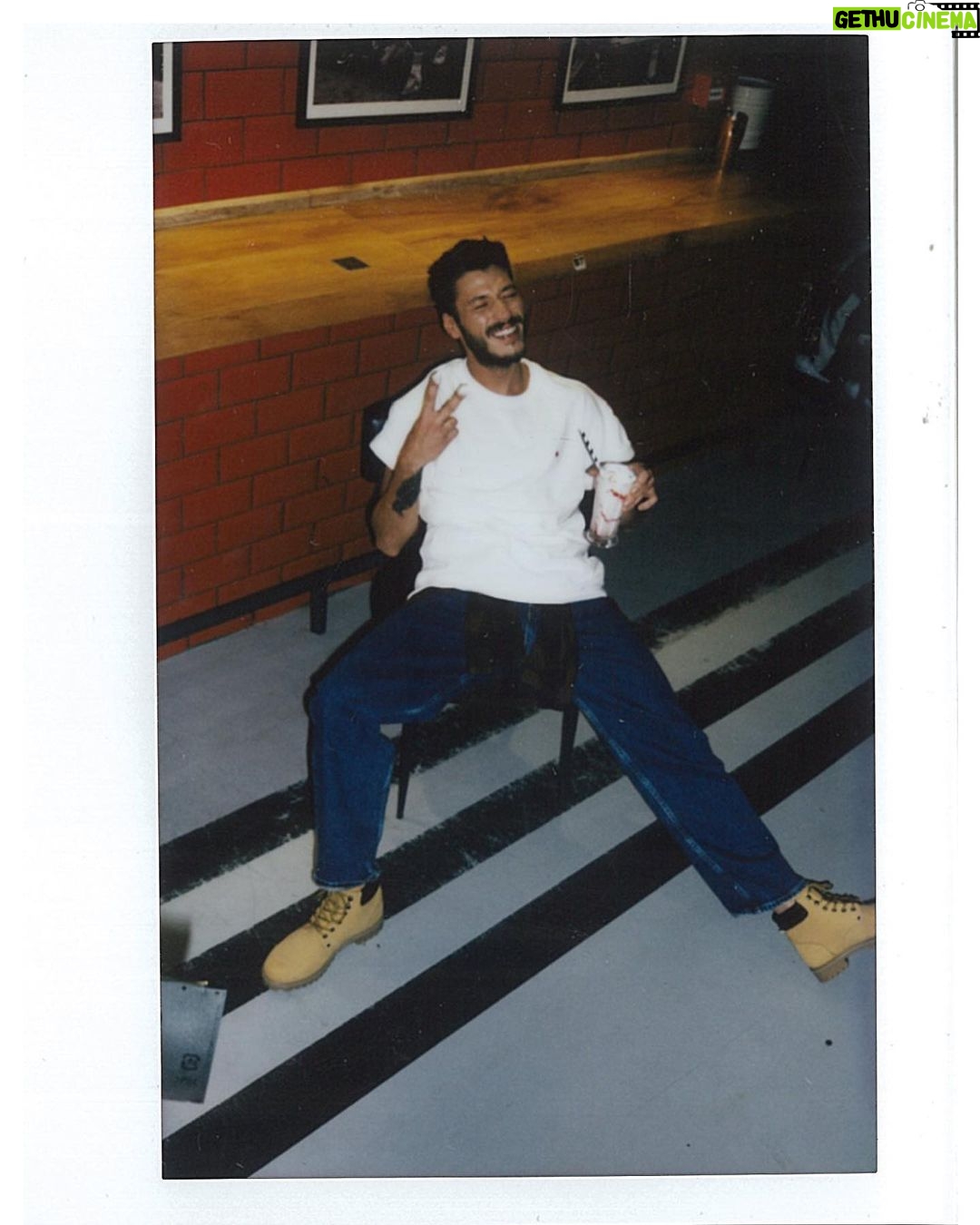 Kubilay Aka Instagram - Dur, kal öyle! Bekleee @ali_kalyoncu #bumaceradenim #polaroid