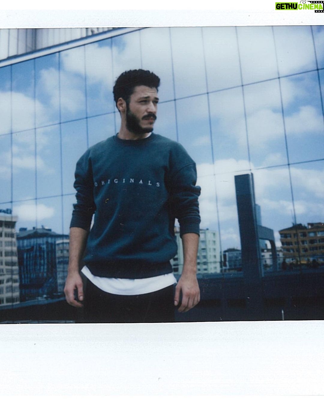 Kubilay Aka Instagram - Dur, kal öyle! Bekleee @ali_kalyoncu #bumaceradenim #polaroid