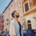 Kubilay Aka Instagram - İçimde kocaman bir atlı karınca dönüyor 🎠