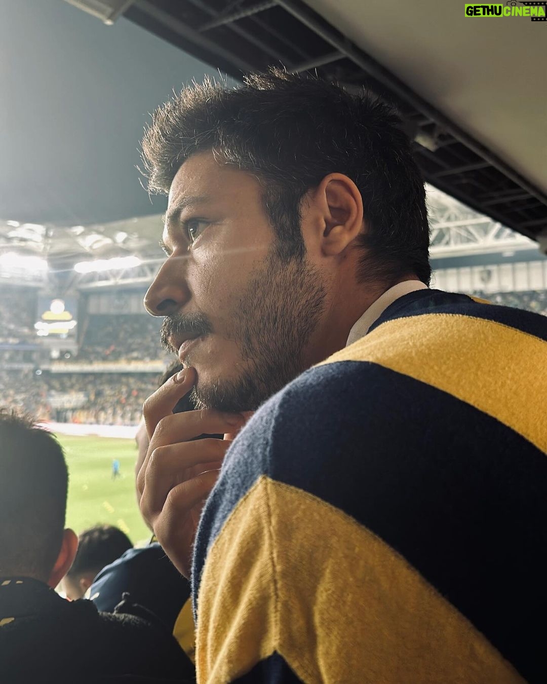 Kubilay Aka Instagram - Sanırdım ki aşklar ancak filmlerde böyle!💛💙 Fenerbahçe Şükrü Saraçoğlu Stadı