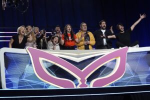 Kubilay Aka Instagram - Yaşadığım en güzel yolculuklardan biriydi. Bir eğlence programında ne kadar eğlenilebilirse o kadar eğlenip edindiğim yeni dostluklar sayesinde kendimi de biraz geliştirebilme şansı yakaladım. Başta sevgili @metinozulku olmak üzere kareografımız @burhanyucelll e sabrı ve öğrettiği her şey için çok teşekkür ederim. Herkesin emeklerine sağlık.🤍
Hatam olduysa heyecanımdandır 🙏🏽
EYVALLAH KUZGUN! 🪶