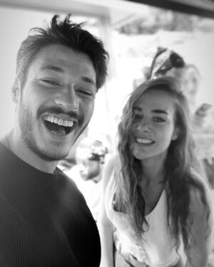 Kubilay Aka Instagram - Biz bitirdik. Elimizden geldiğince çalışıp çabalayıp sizlere son iki bölüm bıraktık geride. Bu sabah son set sabahımızdı. Çok güzel dostlar arkadaşlar edindim. Başta bembeyaz bir kalbe sahip @bensusoral sana binlerce teşekkürler her şey için iyi ki tanıdım seni. @ozturkfehmi hojjamm her konuda yanımda olduğun için çok teşekkür ederim @memeet_kosee duyguların renkleri için teşekkür ederim 🙏🏻 @erhanmakar @bunyaminkarair ve tüm kamera arkası ekibin sabırları için ve kalplerini bu işe koydukları için çok teşekkür ederim. @ojopicturesyapim @showtv @camtavanlarshow emeği geçen herkesin ellerine sağlık. İyi ki varsınız. Nicelerine. 

Son olarak. Eyvallah Cem!🤟🏽😎