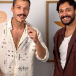 Kubilay Aka Instagram – Kubilay AKA’nın en sevdiği yemeği biliyor musunuz?
Gelin göstereyim.
–
Un
Yumurta
Galeta unu
Dana kontrfile
–
İnce dövülmüş kontrfileleri sırayla un yumurta galeta ununa batırıp kızgın yağda pişirin ve dana schnitzeliniz hazır.
Üzerine tereyağı ve limon koyup servis edin ve afiyet olsun.
–
Daha fazlası için de beni @emrekaanerdogan takip etmeyi unutmayın :)
–
#schnitzel #kubilayaka #evdeyap