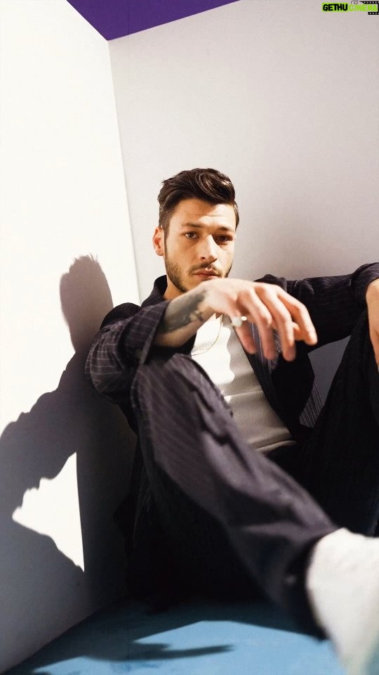 Kubilay Aka Instagram - “Kendimi anlatmayı çok sevmiyorum aslında ama bir şekilde fark yaratmasam veya özgün olmasam çalışırken bu kadar eğlenemem sanırım.” #KubilayAka’nın olduğu 2023 Yaz sayımız dijital platformlarda ve bayiilerde. @kubilayakaa @clearturkiye Genel Yayın Yönetmeni @baglankeskin Röportaj @salihdevrim Videographer @ali.bozkurtt Moda editörü @tugceozakdag Saç Stylisti @ibrahimzengin Makyaj artisti @alirizaozdemir Prodüksiyon @zaltinkut / @ppristanbul Fotoğraf asistani @adadirenkurt Moda editörü asistanı aleynaaaslan İletişim ajansı @golin.istanbul