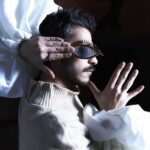 Kubilay Aka Instagram – Kubilay Aka, Engin Günaydın’ın “Hücreler” oyunuyla ilk kez tiyatro sahnesine çıkıyor. Duygularıyla, düşünceleriyle öylece, olduğu gibi ortada, çıplak. Kamera önünde öyle bir çıplaklık olmadığını anlatan Kubilay Aka ve Hücreler ekibiyle gerçekleştirdiğimiz röportaj Esquire Kış sayısında.

Röportaj: @loonybinsblog
Fotoğraf: Burcu Karademir
Moda Direktörü: @anilcan_
