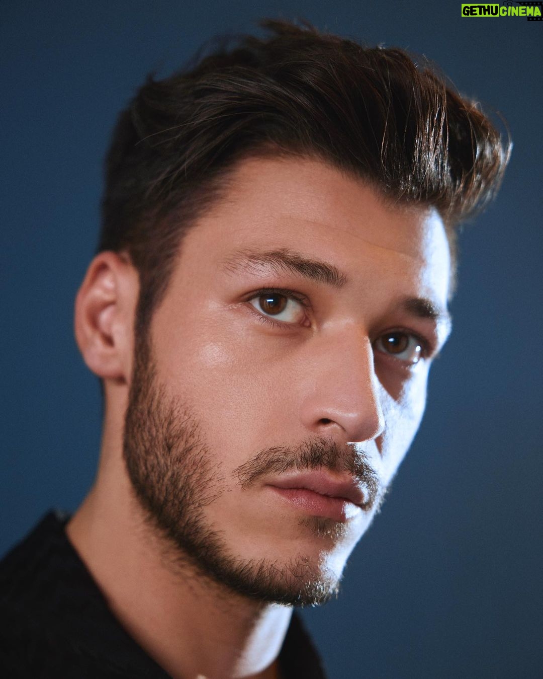 Kubilay Aka Instagram - @clearturkiye ile @lofficielhommesturkiye kapağında ben varım! Çok keyifli ve heyecanlandığımız bir çekim oldu! Genel Yayın Yönetmeni @baglankeskin Fotoğraf @korayparlak Moda editörü @tugceozakdag Saç Stylisti @ibrahimzengin Makyaj artisti @alirizaozdemir Prodüksiyon @zaltinkut / @ppristanbul Fotoğraf asistani @adadirenkurt Moda editörü asistanı aleynaaaslan İletişim ajansı @golin.istanbul Röporaj @salihdevrim