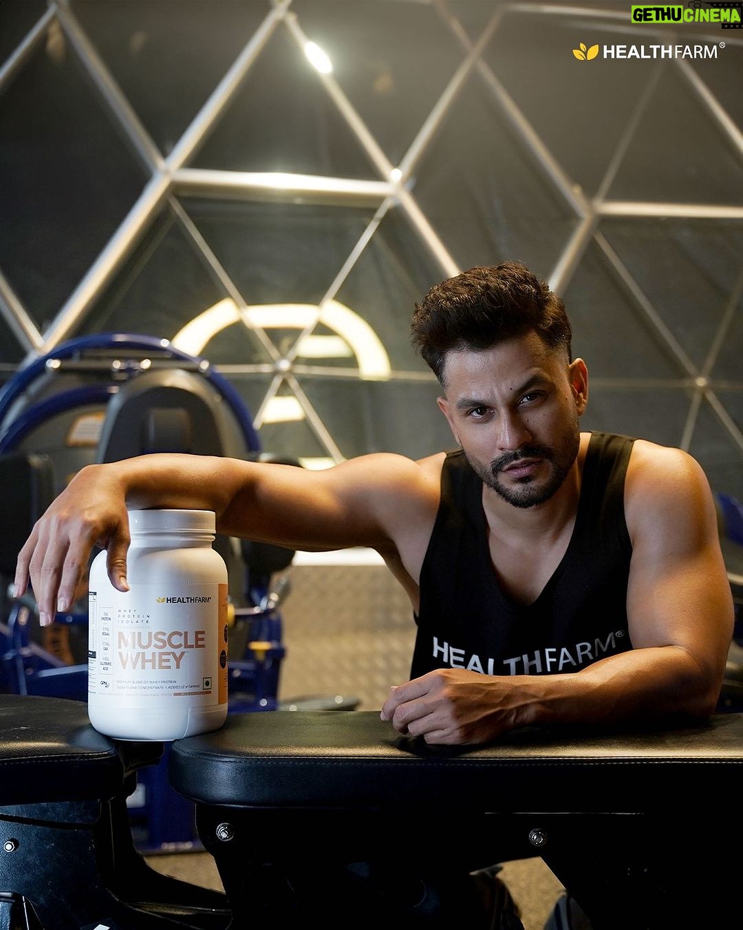 Kunal Khemu Instagram - Don’t settle for mediocrity; fight relentlessly for your personal best. Just as muscle whey protein is crafted for greatness, so too is your journey toward achieving your highest potential. Embrace the grind, fuel your ambition, and rise above the rest. Your greatness awaits. 💪🔥 #HealthFarmNutrition #musclewhey #FitnessJourney #healthfarm #thodacrazyzaroorihai #fitinspo #ProteinPower #kunalkhemu