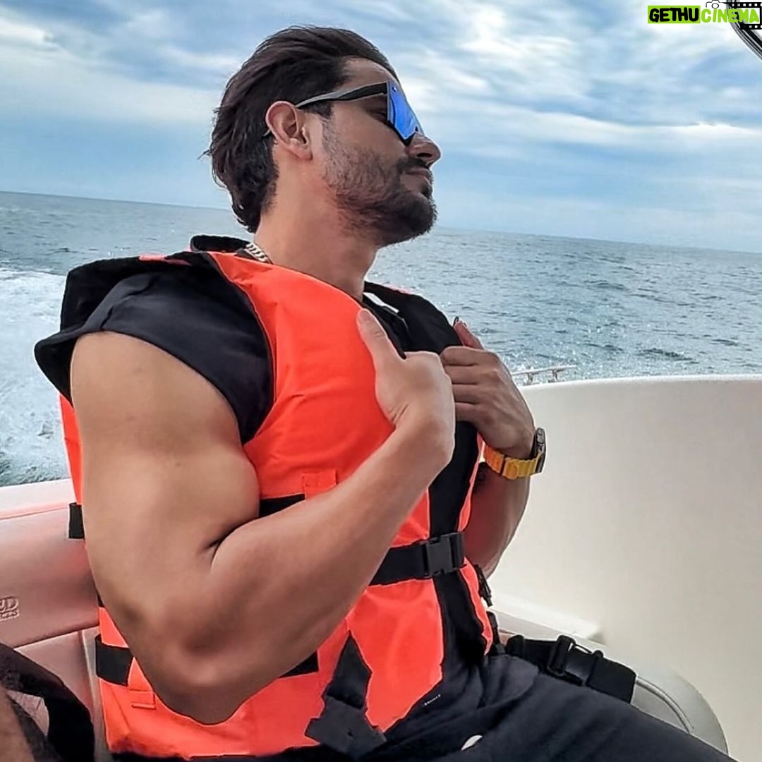 Kunal Khemu Instagram - Ascend in life slowly but surly
