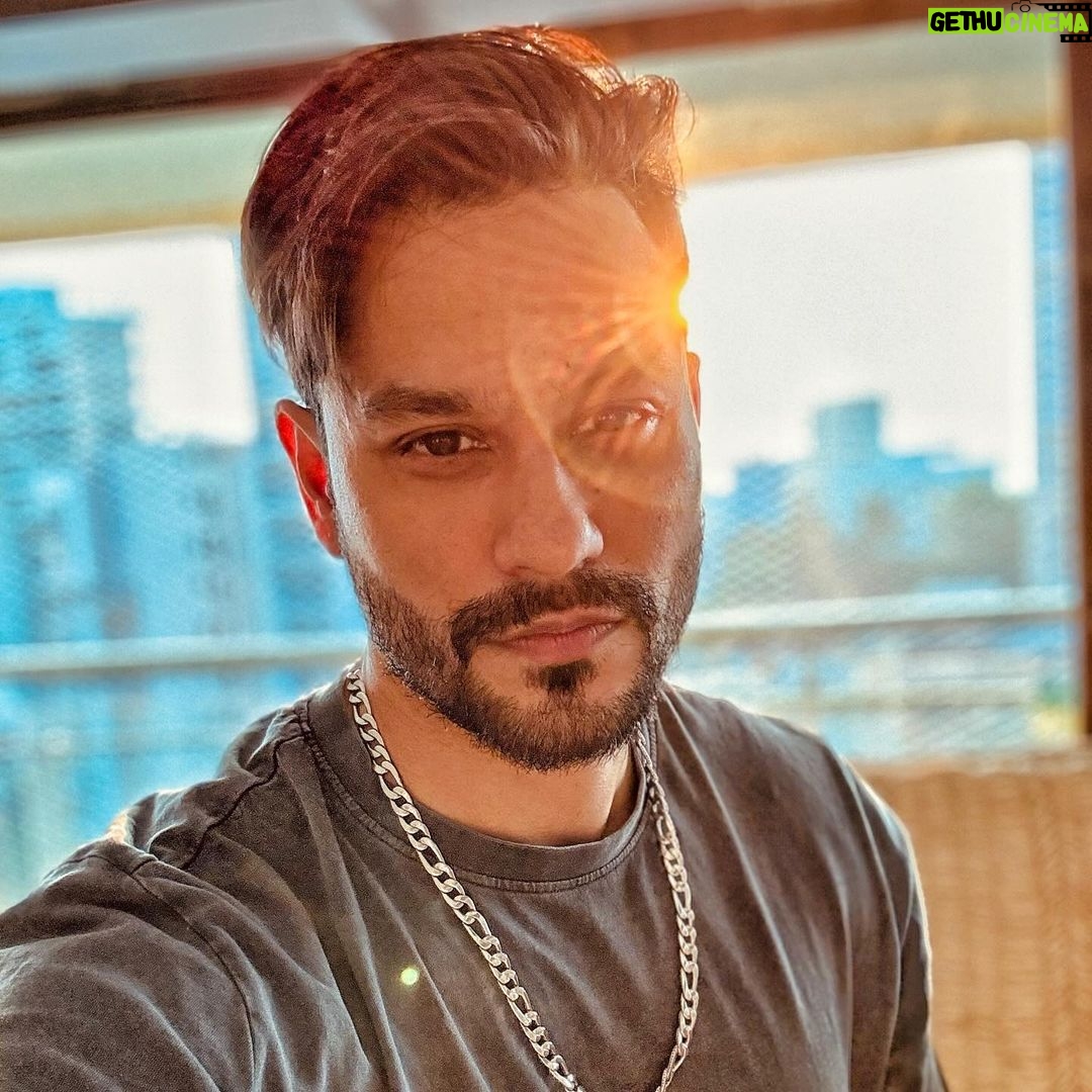 Kunal Khemu Instagram - Sunshine selfie ☀️ #sunshine #city #sunset