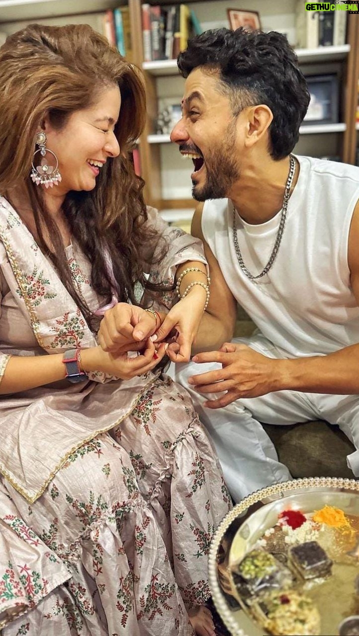 Kunal Khemu Instagram - It’s wonderful to be the children we are and thankyou for being the lovely humourous brother you are and making life a little more entertaining! You have given me things I have desired without me asking for it and been such an adorable big brother that sometimes people think I’m elder to you 🙄😂 Love you byaa! Thankyou @sakpataudi and @ravi.kemmu for capturing these precious moments ❤️… it’s indeed a family celebration #pyaarpyaarhotahai #happyrakshabandhan #merabhai