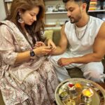 Kunal Khemu Instagram - To the many moods and many adventures we shared and to the many more to come.. you know I always have your back right ? Coz I do 😎✊ @karishmakemmu Wishing all brothers and sisters a very happy Rakhi #rakshabandhan