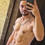 Kunal Khemu Instagram - Just checking 😉 #vanity #mirrorselfie #fitnessmotivation etc etc