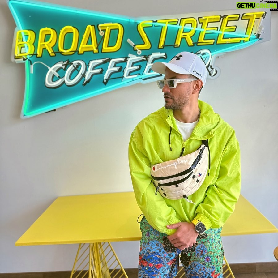 Kunal Khemu Instagram - Neon attack #vibing #neon #la #coffee
