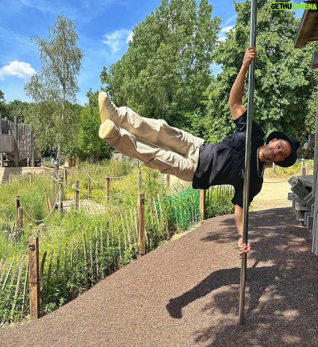 Kunal Khemu Instagram - A 3 second hold in that position feels like a 10 minute one.. the soreness from multiple attempts at this will be cherished over the next few days π π₯΅ But if you are in a playground you got to play π #london #playground #monkeyingaround #humanflag