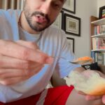 Kunal Khemu Instagram – When I eat street I talk street #dontknowwhy 🤷‍♂️
Also I need to stop burning my mouth every time I eat vada pav, samosa, pizza, soup, coffee… basically hot food 🙈