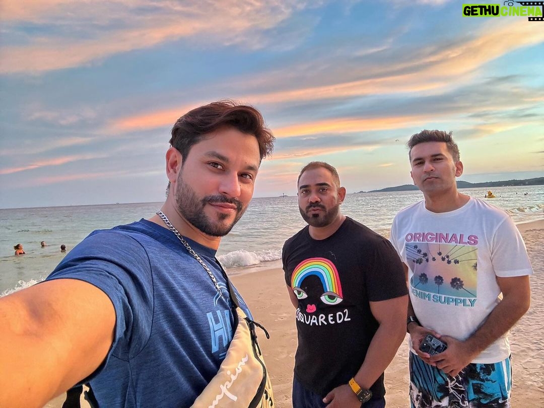 Kunal Khemu Instagram - Sun sand and sea Food friends and fun #thankyoulife