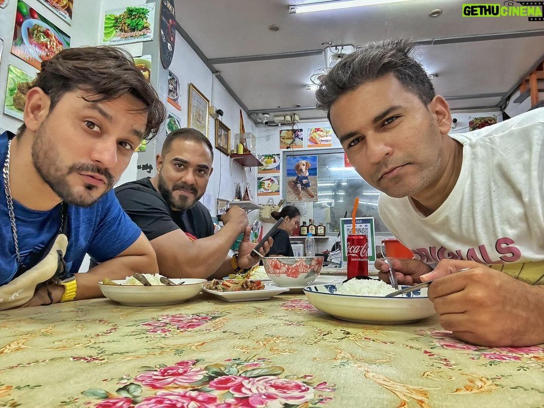 Kunal Khemu Instagram - Sun sand and sea Food friends and fun #thankyoulife