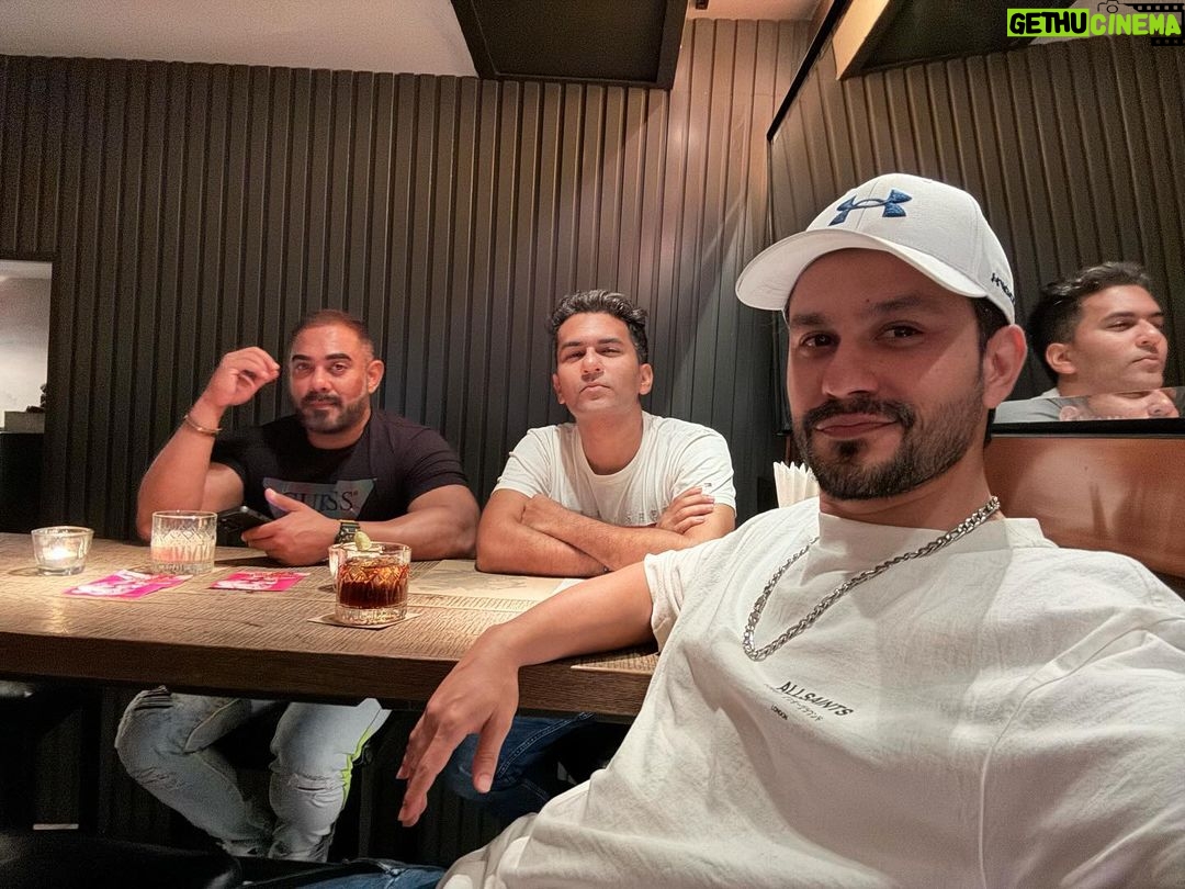 Kunal Khemu Instagram - Sun sand and sea Food friends and fun #thankyoulife
