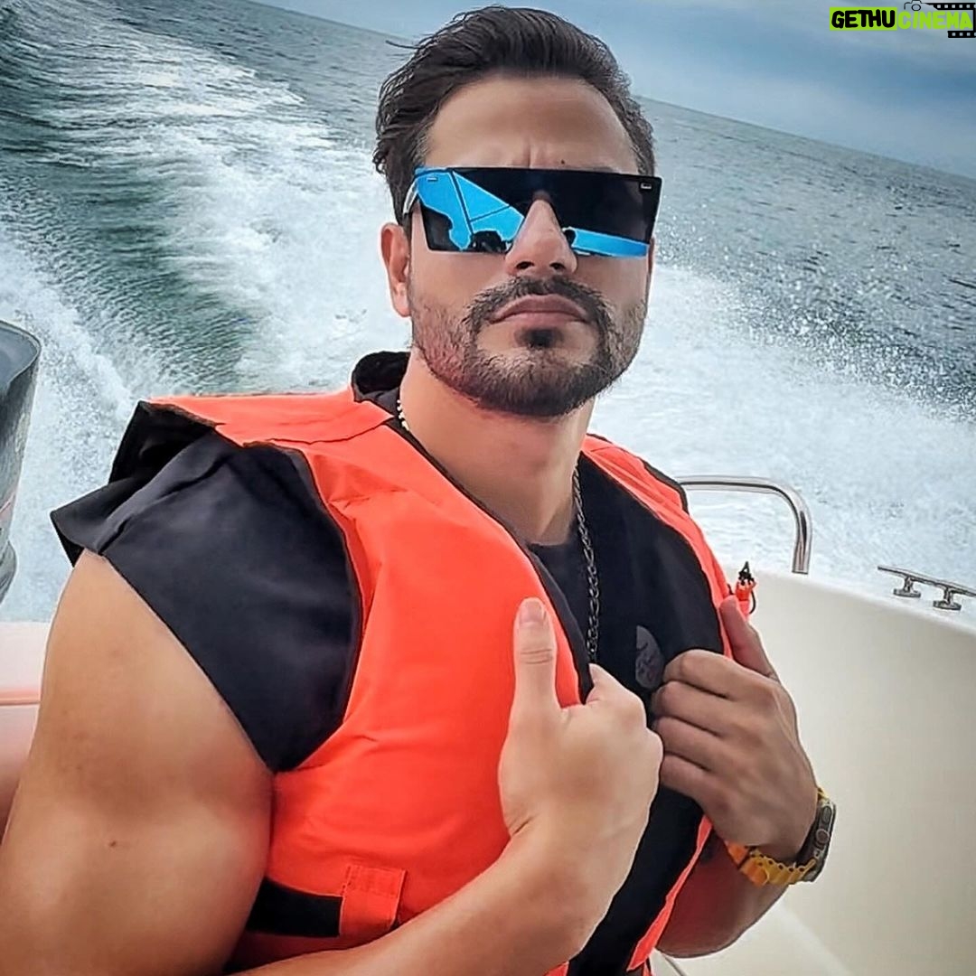 Kunal Khemu Instagram - Ascend in life slowly but surly