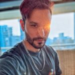 Kunal Khemu Instagram - Sunshine selfie ☀️ #sunshine #city #sunset