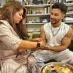Kunal Khemu Instagram - To the many moods and many adventures we shared and to the many more to come.. you know I always have your back right ? Coz I do 😎✊ @karishmakemmu Wishing all brothers and sisters a very happy Rakhi #rakshabandhan