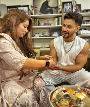 Kunal Khemu Instagram - To the many moods and many adventures we shared and to the many more to come.. you know I always have your back right ? Coz I do 😎✊ @karishmakemmu 
Wishing all brothers and sisters a very happy Rakhi 
#rakshabandhan