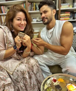 Kunal Khemu Instagram - To the many moods and many adventures we shared and to the many more to come.. you know I always have your back right ? Coz I do 😎✊ @karishmakemmu 
Wishing all brothers and sisters a very happy Rakhi 
#rakshabandhan