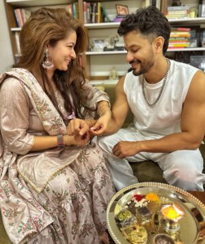 Kunal Khemu Instagram - To the many moods and many adventures we shared and to the many more to come.. you know I always have your back right ? Coz I do 😎✊ @karishmakemmu 
Wishing all brothers and sisters a very happy Rakhi 
#rakshabandhan