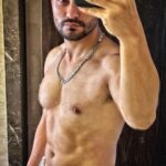 Kunal Khemu Instagram - Just checking 😉 #vanity #mirrorselfie #fitnessmotivation etc etc