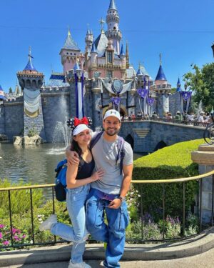 Kunal Khemu Instagram - A magical place for kids of all ages @disneyland ❤️

#disney100 
@thinkstrawberries
