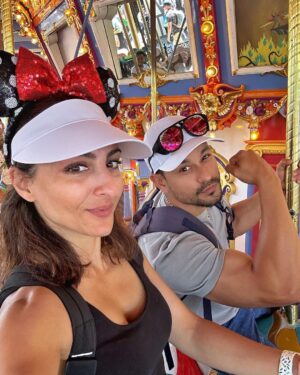 Kunal Khemu Instagram - A magical place for kids of all ages @disneyland ❤️

#disney100 
@thinkstrawberries