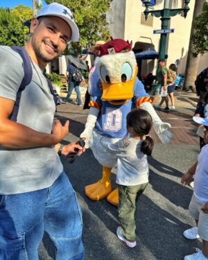 Kunal Khemu Instagram - A magical place for kids of all ages @disneyland ❤️

#disney100 
@thinkstrawberries