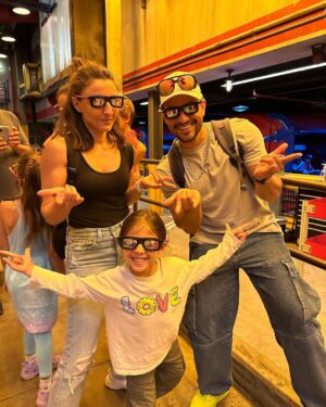 Kunal Khemu Instagram - A magical place for kids of all ages @disneyland ❤️

#disney100 
@thinkstrawberries