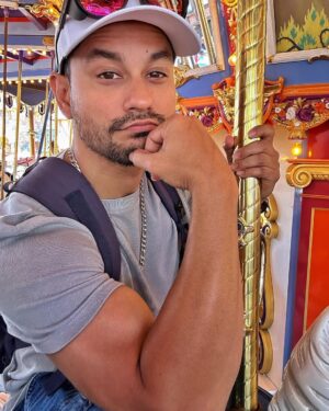 Kunal Khemu Instagram - A magical place for kids of all ages @disneyland ❤️

#disney100 
@thinkstrawberries