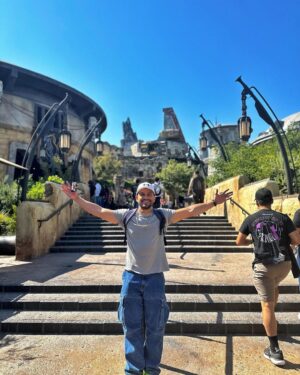 Kunal Khemu Instagram - A magical place for kids of all ages @disneyland ❤️

#disney100 
@thinkstrawberries