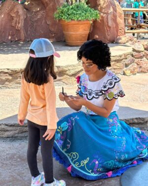 Kunal Khemu Instagram - A magical place for kids of all ages @disneyland ❤️

#disney100 
@thinkstrawberries