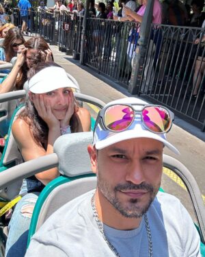 Kunal Khemu Instagram - A magical place for kids of all ages @disneyland ❤️

#disney100 
@thinkstrawberries