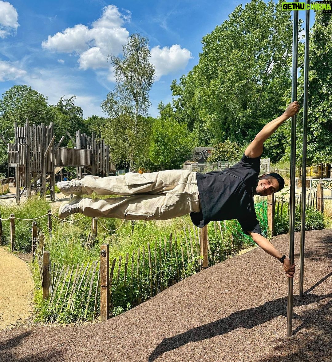 Kunal Khemu Instagram - A 3 second hold in that position feels like a 10 minute one.. the soreness from multiple attempts at this will be cherished over the next few days π π₯΅ But if you are in a playground you got to play π #london #playground #monkeyingaround #humanflag