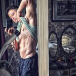Kunal Khemu Instagram – Peek a boo 👻 

Holiday pe workout nahi hota toh every now and then khud ko tassali dena zaroori hai ki all is well all is well 😂

#mirrors #mirrorselfie #londondiaries #selflove