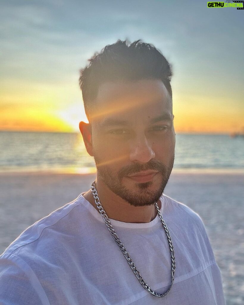 Kunal Khemu Instagram - 🌅 #sunsets and you… what a view 😉