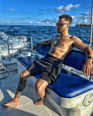 Kunal Khemu Instagram - Just being an Aquaholic @kandima_maldives 🏖️ 
#mykindofplace #kandimamaldives #maldives 
#aquaholic #ocean #deep #beach #beachlife