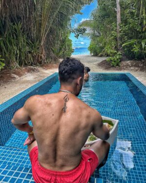 Kunal Khemu Instagram - Just being an Aquaholic @kandima_maldives 🏖️ 
#mykindofplace #kandimamaldives #maldives 
#aquaholic #ocean #deep #beach #beachlife