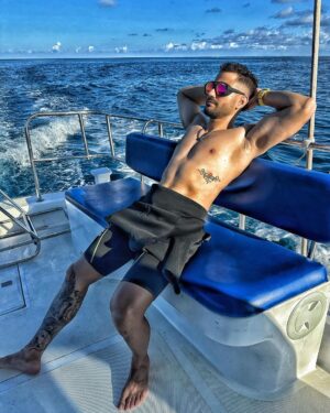 Kunal Khemu Instagram - Just being an Aquaholic @kandima_maldives 🏖️ 
#mykindofplace #kandimamaldives #maldives 
#aquaholic #ocean #deep #beach #beachlife