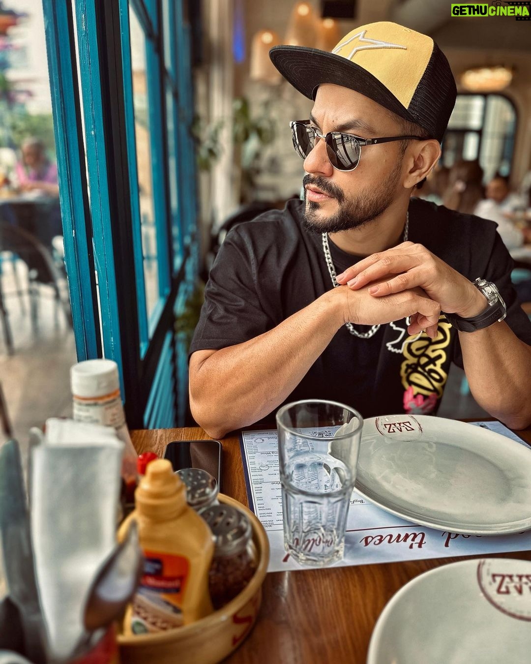 Kunal Khemu Instagram - Luncheon munchin 🍔 🍟