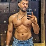 Kunal Khemu Instagram - Same mirror different year. A little less definition a little more mass.. but we keep at it coz we love it. Fitness is not a fad it’s a lifestyle.. also Happy Valentine’s Day ❤️ #fitnessmotivation #gym #stepbystep #muscle #happyvalentinesday