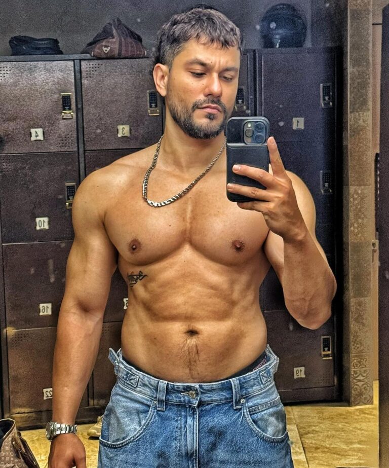 Kunal Khemu Instagram - Same mirror different year. A little less definition a little more mass.. but we keep at it coz we love it. Fitness is not a fad it’s a lifestyle.. also Happy Valentine’s Day ❤️ #fitnessmotivation #gym #stepbystep #muscle #happyvalentinesday