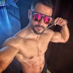 Kunal Khemu Instagram – Self photo shoots to Selfie photo shoots 😎