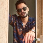 Kunal Khemu Instagram – Caption mae kya rakha hai.. 
photo hi dekh lo 😉