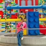 Kunal Khemu Instagram – Lego land mae chal chal ke lego 🦵 ke lag gaye 
Yeh photo andar jaane se pehle ki hai 😂